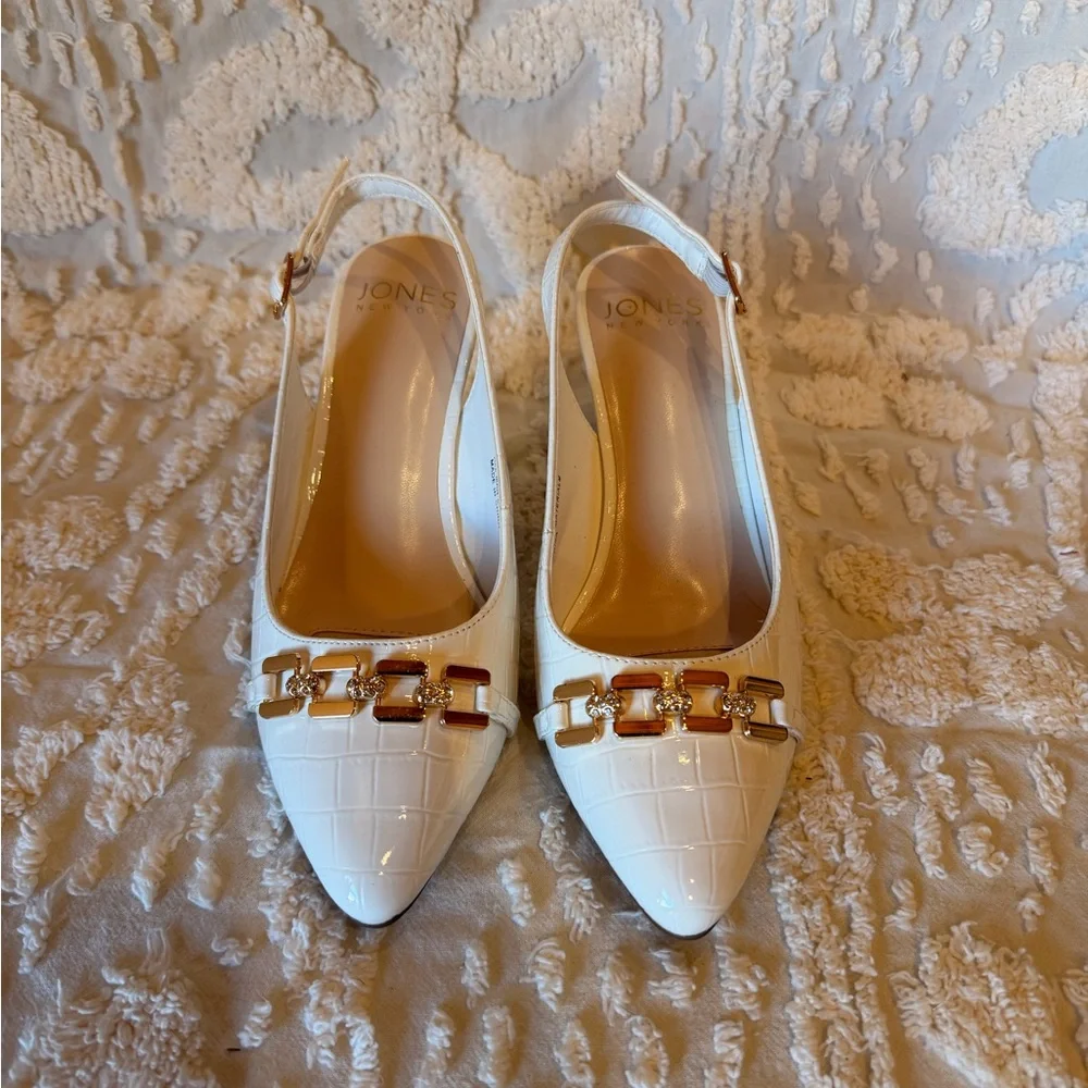 White Women's Slingback Pointed-Toe Heels with Gold Accent #538